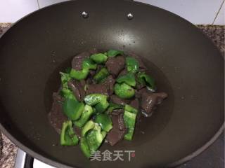 青椒炒猪血的做法步骤：6