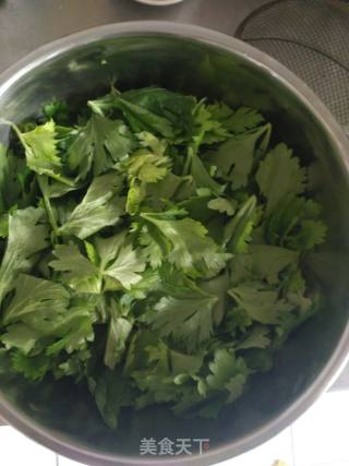 凉拌芹菜叶的做法步骤：1