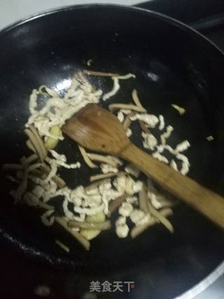 菌菇豆干炒肉丝的做法步骤：2