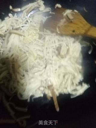 菌菇豆干炒肉丝的做法步骤：3