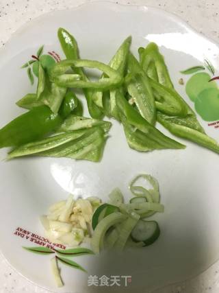 尖椒烧豆腐的做法步骤：1