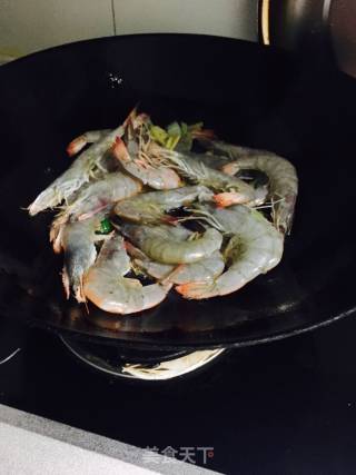 焖大虾的做法步骤：4