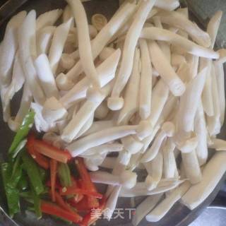 海鲜菇炒猪柳的做法步骤：1