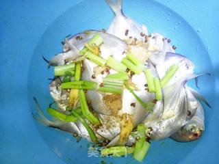清蒸小鲳鱼的做法步骤：1