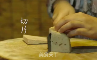 荷兰豆炒鱼饼的做法步骤：2