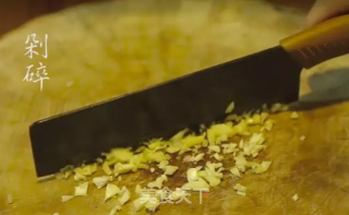 荷兰豆炒鱼饼的做法步骤：3