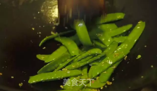 荷兰豆炒鱼饼的做法步骤：6