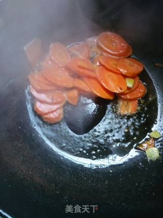 胡萝卜炒肉的做法步骤：1