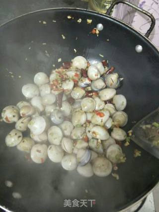 爆炒花甲的做法步骤：2