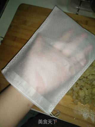猪肉酸菜馅饼的做法步骤：2