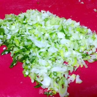 荸荠圆白菜馅儿饺子的做法步骤：2