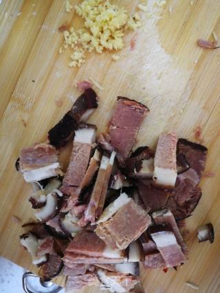 腊肉炒蒜苔的做法步骤：1