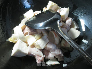 冬笋烧五花肉的做法步骤：4