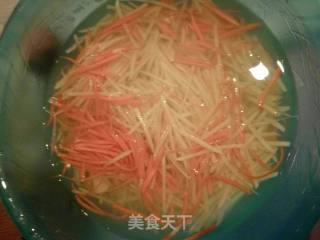蒜苗土豆丝的做法步骤：1