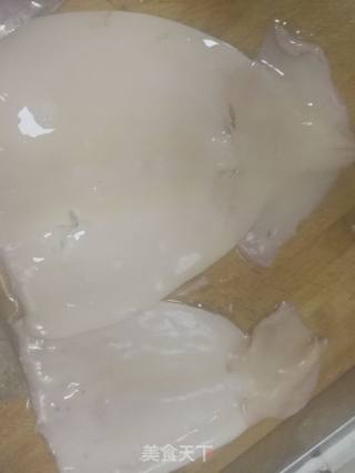 晚餐炒鱿鱼的做法步骤：1