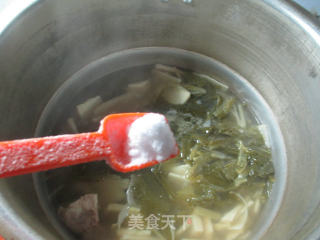 雪菜冬笋龙骨汤的做法步骤：10