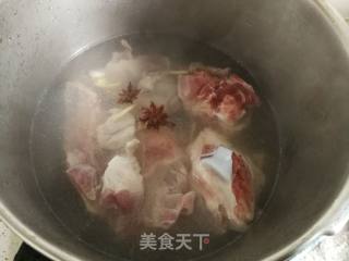 山药筒子骨汤的做法步骤：2