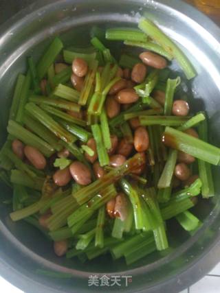 凉拌花生米芹菜的做法步骤：6