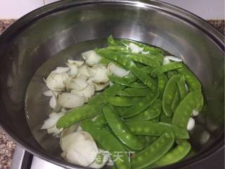 荷兰豆炒百合的做法步骤：3
