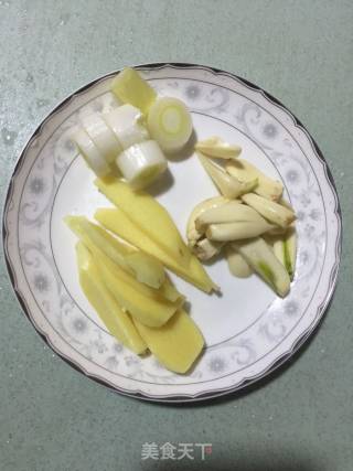 高钙鲫鱼汤的做法步骤：2