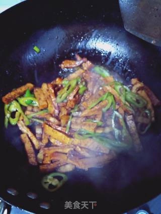 尖椒肉丝炒豆干的做法步骤：5
