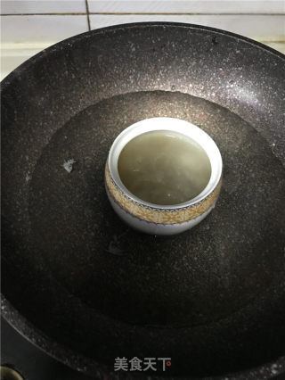 乳鸽燕窝汤的做法步骤：3
