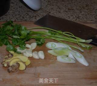 砂锅奶白鲫鱼豆腐汤的做法步骤：3