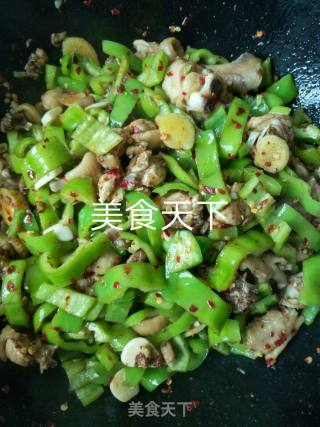 青椒炒鸡肉的做法步骤：3
