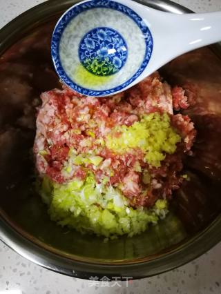 三鲜水饺馅的做法步骤：1