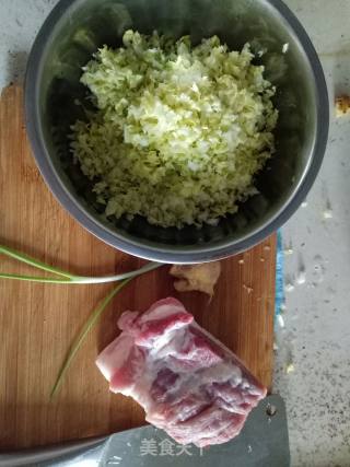 白菜猪肉饺子的做法步骤：1