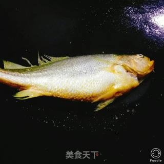 干煎黄花鱼的做法步骤：4