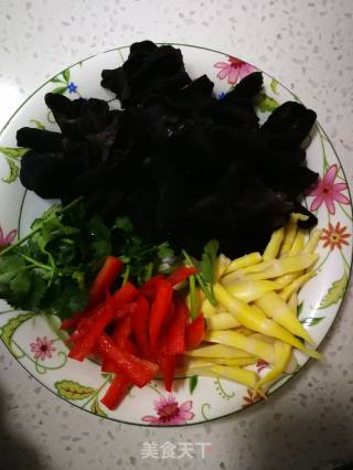 凉拌黑木耳的做法步骤：1