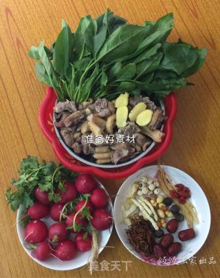 鸭樱桃红萝卜汤的做法步骤：1