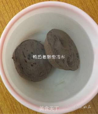 鸭樱桃红萝卜汤的做法步骤：2