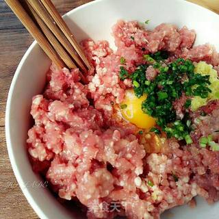 面筋塞肉的做法步骤：1