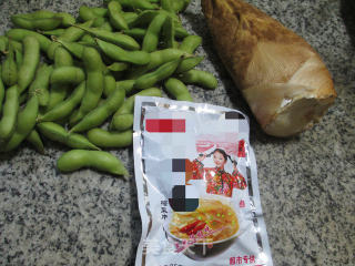 榨菜冬笋炒毛豆的做法步骤：1