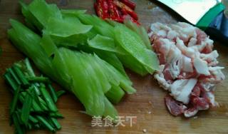 莴笋炒五花肉的做法步骤：1