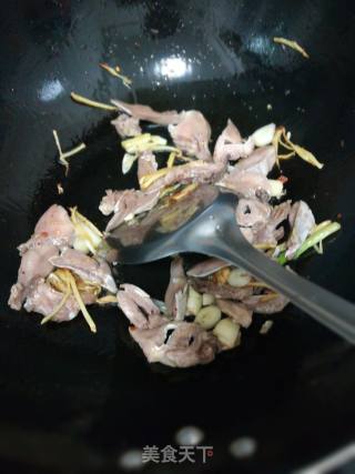 葱姜蒜炒羊舌的做法步骤：2