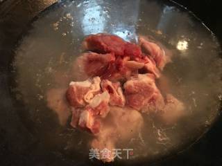 筒子骨豆芽萝卜汤的做法步骤：3