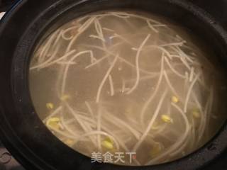 筒子骨豆芽萝卜汤的做法步骤：7