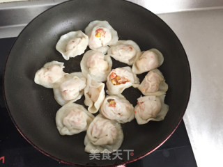 剩饺五分钟变煎饺的做法步骤：2