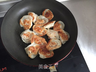 剩饺五分钟变煎饺的做法步骤：3