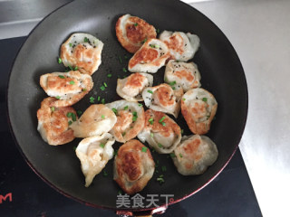剩饺五分钟变煎饺的做法步骤：4