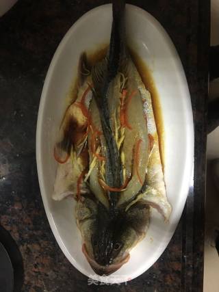 清蒸鲈鱼的做法步骤：2
