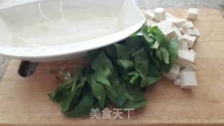菠菜粉丝豆腐汤的做法步骤：1