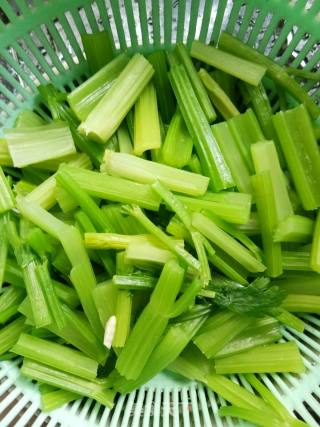 芹菜炒肉片的做法步骤：3