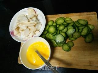 黄瓜杏鲍菇炒鸡蛋的做法步骤：1