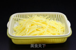 无油粉炒土豆丝的做法步骤：2