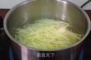 无油粉炒土豆丝的做法步骤：3