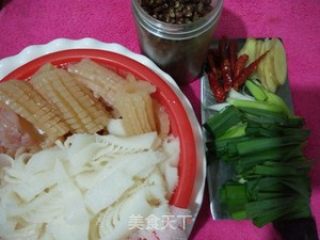 辣烩牛百页鱿鱼花的做法步骤：1